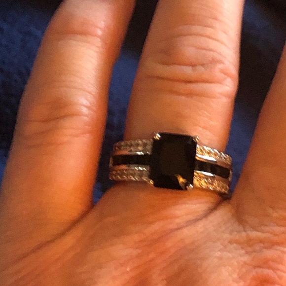 Jewelry - 🍃💐Black center ring💐🍃